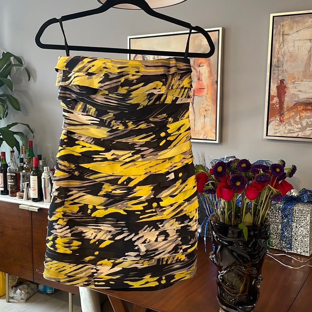 Bebe. Strapless mini dress. Yellow and black. Size S